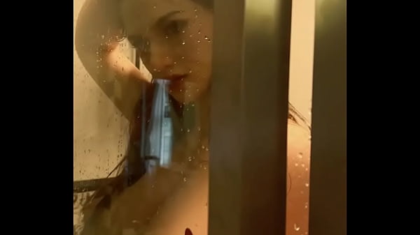 Elva unter der Dusche &ndash; hei&szlig;, nass & bereit von hinten