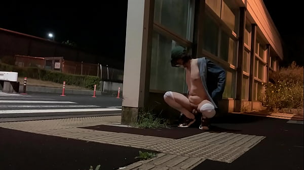 女装子まゆが側道で全裸開脚露出  