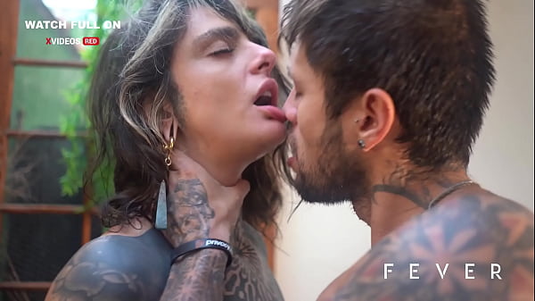 Casal fodendo gostoso no ofur&ocirc; acaba em gozada na boca (DREAD HOT E VALENTIN)