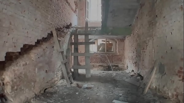 Таинственное заброшенное здание заманило молодого парня и удовлетворило