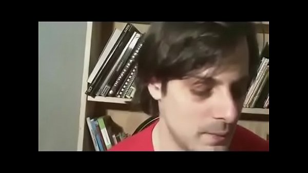 Hombre apuesto come yogurth