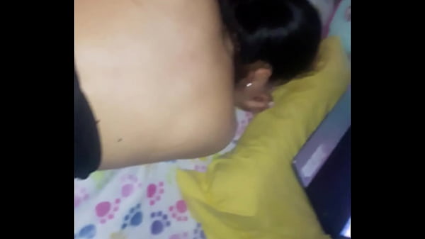 Viendo porno, le exita el sexo lesbico a mi esposa