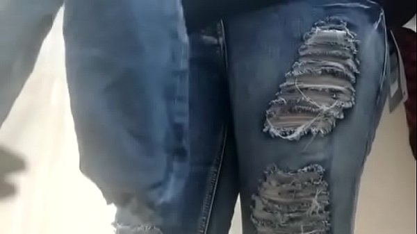 Tua madre vuole farti eccitare in un negozio mentre si prova dei pantaloni molto sexy