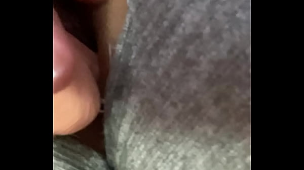 POV desde arriba: Abro las piernas y mi pantal&oacute;n est&aacute; roto en la vagina  Me masturbo mojada 