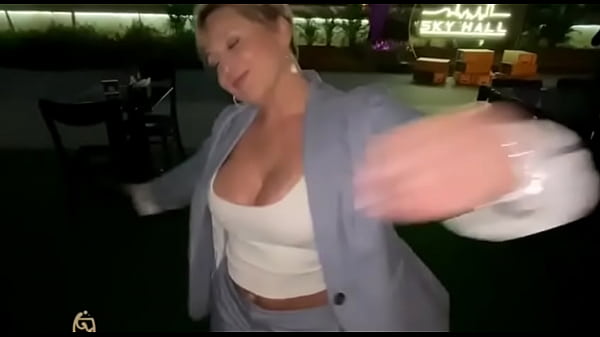 Quem aguenta 5 minutos comigo rebolando e sentando assim? cassianacosta