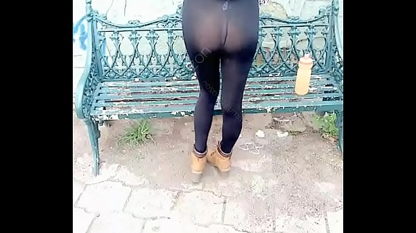 Calentando a mi primo en la calle mostr&aacute;ndole mi culo desnudo