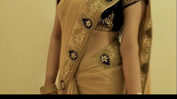 HOT GIRL SAREE WEARING and Showing her NAVEL and BACK