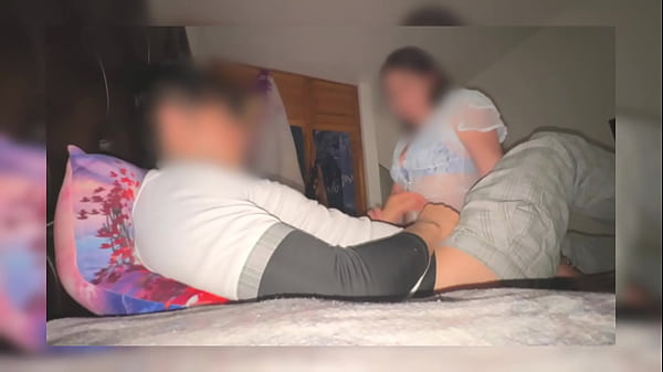 MADRASTRA Encuentra a su HIJASTRO Masturbandose en su Cuarto!! El Celular se Queda GRABANDO TODO!! SE&Ntilde;ORA MILF Mexicana! Video Casero!