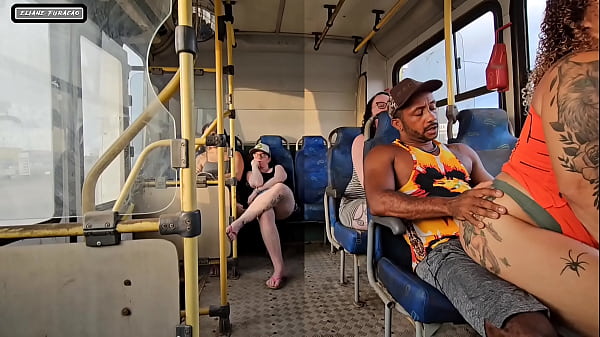 MULHER CASADA DAR MOLE PRA UM CARA ESTRANHO DENTRO DO ONIBUS E TERMINA TRANZANDO COM ELE