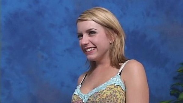 Leggy hottie bounces on weenie