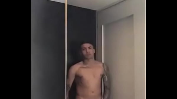 MC ROLUDO GIRANDO O PAU GIGANTE E GOSTOSO 