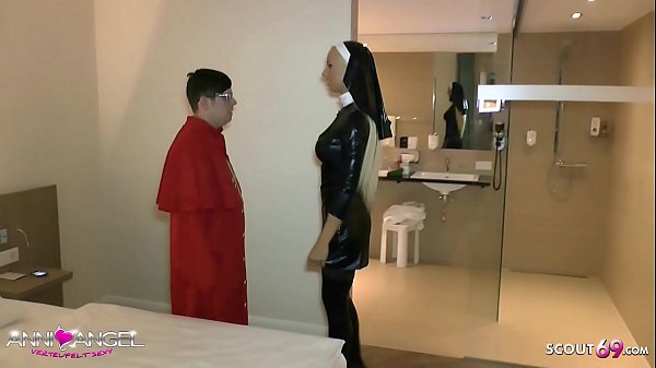 Alter Sack bucht sich junge schlanke Teen Hure f&uuml;r Fetisch Sex in geilem Latex Outfit