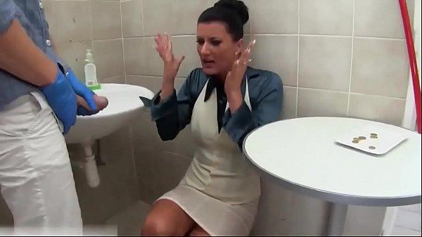 Glamour pipi b&eacute;b&eacute; suceuse dans la salle de bain partie 3  