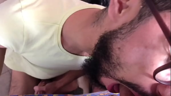 ELE DEIXOU EU CHUPAR ENQUANTO FAZ O JANTAR 