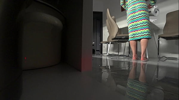 Женщина изменила своему мужу со своим лучшим другом дома на кухне. Настоящий обман.  