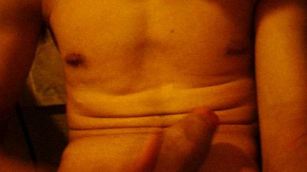 asiendome la paja para que les guste mi pene a los de esta pagina