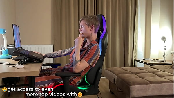 distracted the guy from the game and seduced him into sex, licked and fucked him with a big dick, deep throat blowjob and anal fucking