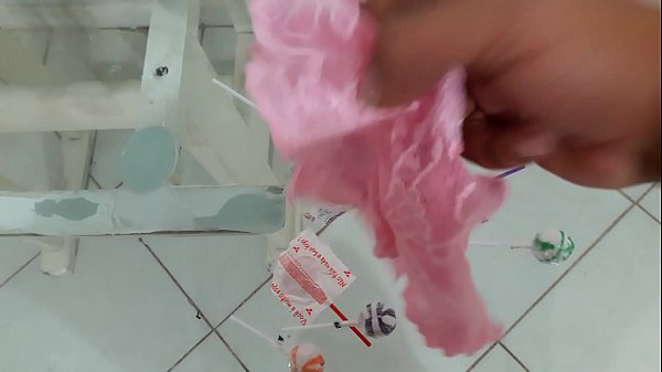 ela tem 18 mas como ela repetiu 3 vezes ainda vai para escola parece uma flor