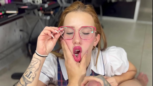 El due&ntilde;o de la casa me folla para pagar la deuda de mi mama