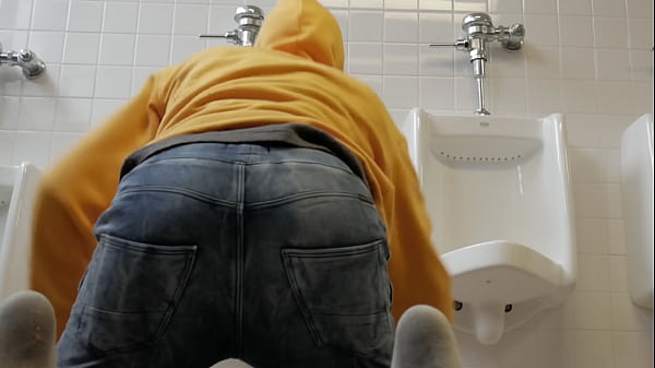 سالب كويتي يفصخ في حمام الجامعة - Arab Kuwaiti exhibitionist Cruising naked in a public Bathroom