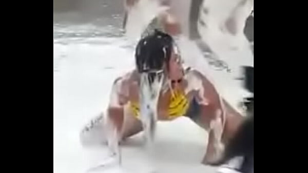 Dominicanas sacando  leche  