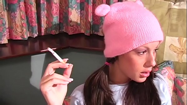 Mckenzie Lee &egrave; giovane e fresca con tanta voglia di cazzo nel culo  