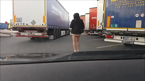 pute seins nus devant routier