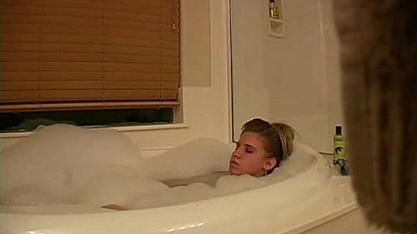 Hidden cam catches girlfriend masturbating in bath