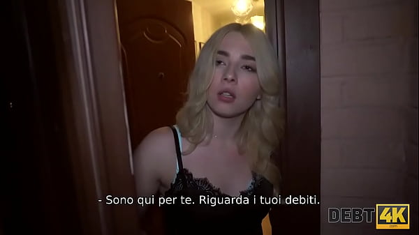 DEBT4k. Una ragazza dalle labbra sensuali lascia che l'esattore usi la sua figa
