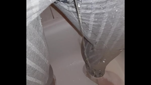 In Yoga Hosen und Socken pinkeln