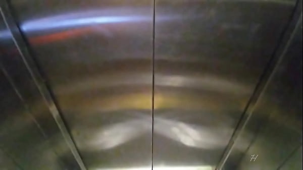 Viaj&eacute; a cancun y vi a una sexy chica masturbandose cuando regres&oacute; de la fiesta