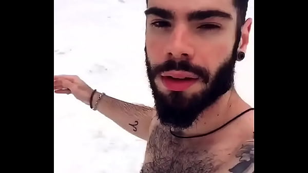 Modelo com os Pelos P&uacute;bicos d&agrave; Mostra