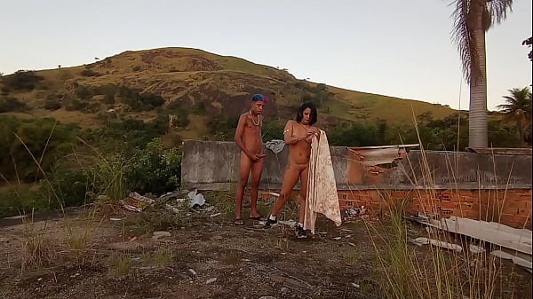 Tia chamou o brinquedo para conhecer uma paisagem e acabou sentando na caceta dele 