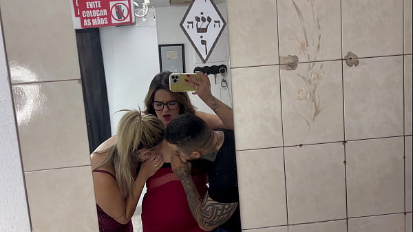 Minha meia-irm&atilde; Bianca chegou do interior eu peguei ela se masturbando na frente do espelho no meu quarto n&atilde;o aguentei e peguei ela de jeito com meu meio- irm&atilde;o! 