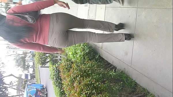 se&ntilde;orita buen culo pantalon apretado