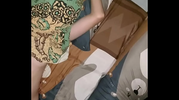 Cowoknya gak bisa puasin, akhirnya ceweknya colmek sendiri sampai orgasme