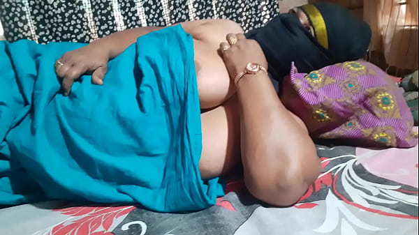 दिबारा भाभी चाहती हैं कि उसकी रूममेट उसकी ज़ोर से चुदाई सुने  