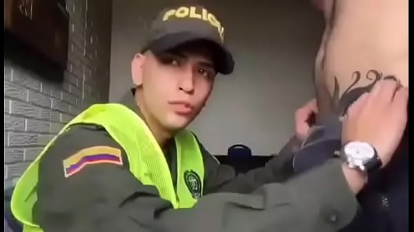 Polic&iacute;a mamando