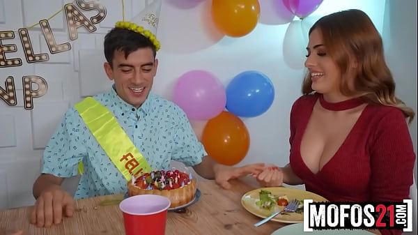 Su esposa me chupa la polla mientras hablo con &eacute;l  - MOFOS21