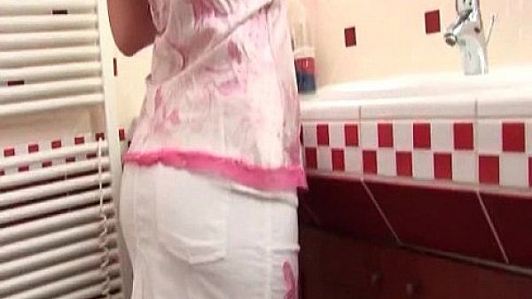 Busty Daisy Lee masturbating while taking a bath