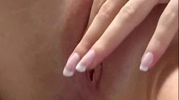 Solo girl fucking her pussy  