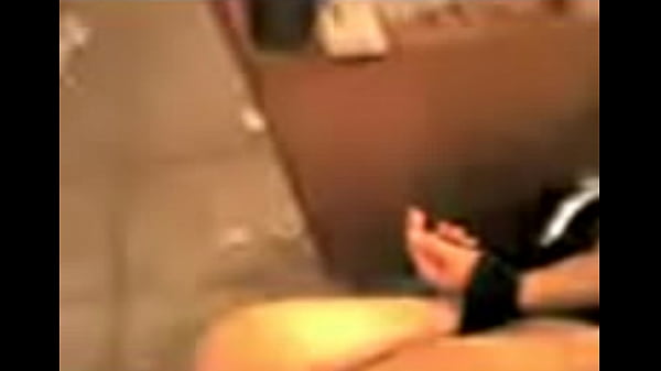 Peruana atada con corbata haciendo oral