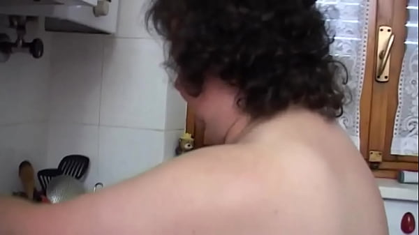 La vecchia signora paffuta si masturba con lo scopino