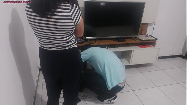 Dona de casa reclama com o t&eacute;cnico que o marido n&atilde;o percebeu sua lingerie nova. Ela coloca e pede a opini&atilde;o do t&eacute;cnico!