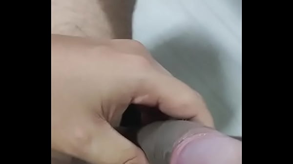 Gostoso batendo punheta doido para leitar um cuzinho gostoso  