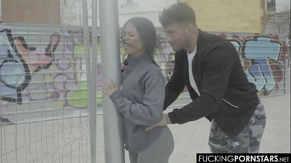 She got huge cook inside her pussy