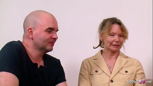 Ehemann darf das erste Mal im Dreier ficken - Ehefrau fickt mit Psychologin  