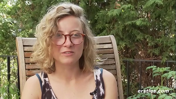 Sehr haarige Vixen mit Brille masturbiert