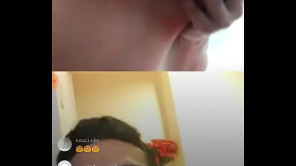 Haciendo en vivo y muestra las tetas mientras esta b.