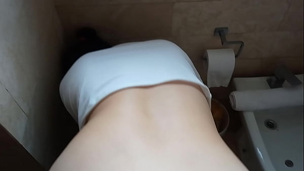Paraguaya casada cogiendo en el ba&ntilde;o bien culona
